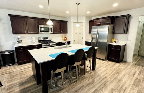 Draper House | 6Bedroom Mountain Escape w/HOT TUB, 2 kitchens, 2 Living Rooms- Upscale Locale!