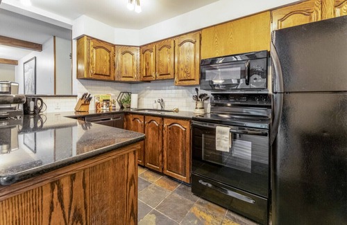 East Kootenay Ski Chalet | 6Br Chalet I Ski Out I Private HotTub