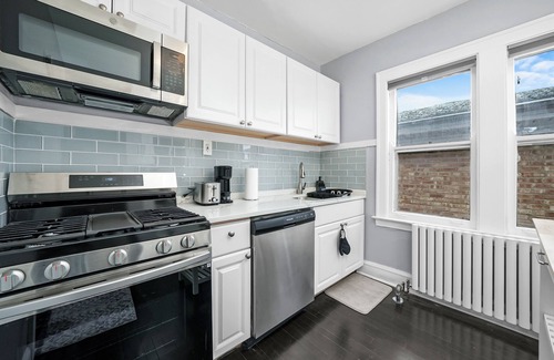 Jefferson Park House | 6BR Chicago Gem: Prime, Safe, Family-Friendly Hub