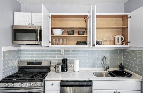 Jefferson Park House | 6BR Chicago Gem: Prime, Safe, Family-Friendly Hub