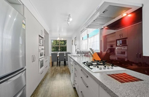 Gisborne House | 6BR Home | Sleeps 12! | 900m to Beach!