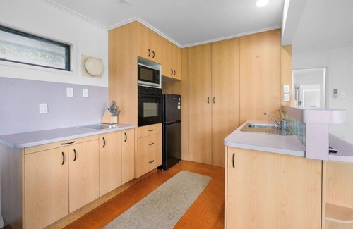 Gisborne House | 6BR Home | Sleeps 12! | 900m to Beach!