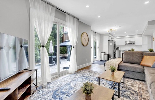 Lisgar House | 6BR house|Mississauga| Near Shops, Transit, Hwy and GO!