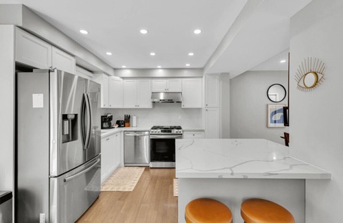 Lisgar House | 6BR house|Mississauga| Near Shops, Transit, Hwy and GO!