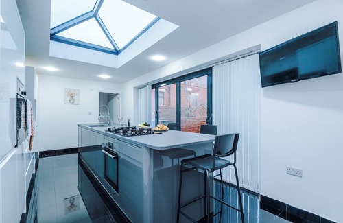 Rochdale House | 6BR in Castleton|WIFI|PARKING|Ideal for Contractors|Longterm Discount Applies