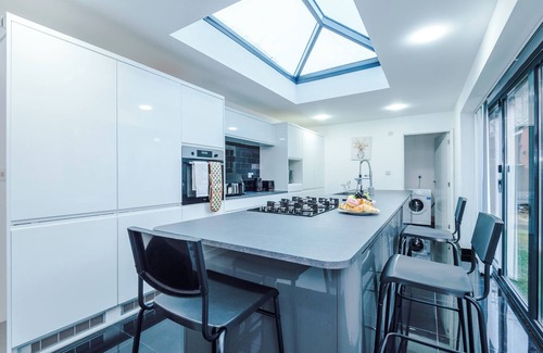 Rochdale House | 6BR in Castleton|WIFI|PARKING|Ideal for Contractors|Longterm Discount Applies