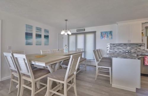 Town of Varick House | 6BR Lake House | FLX Wine Trail | Dock | Hot Tub