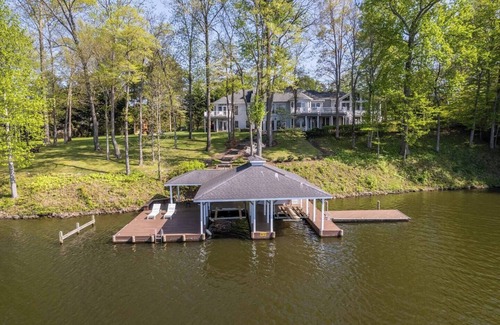 Livingston House | 6BR Lakefront Lake Anna, Views, Boat Dock, Hot Tub
