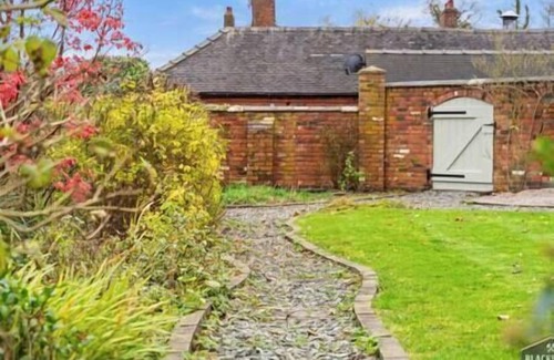 Hoar Cross House | 6BR | Luxury Cottage | 12-16 Guests | 2 Hot Tubs