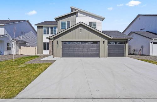 Nampa House | 6BR Retreat with Playground Basketball & Sleeps 22