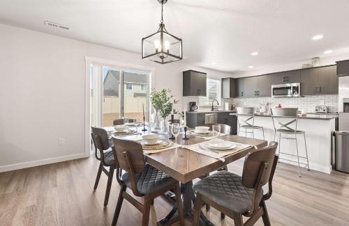 Nampa House | 6BR Retreat with Playground Basketball & Sleeps 22