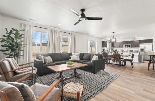 Nampa House | 6BR Retreat with Playground Basketball & Sleeps 22