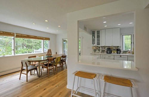 Southold House | 6BR, Saltwater Pool, Bocce, Hot Tub, Sauna. Walk to beach, minutes to vineyards!