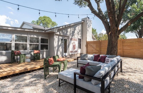 Briarcrest Estates House | 6BR Sleeps 22 - Pickleball, Pool, Games, Karaoke - Perfect for Large Groups!