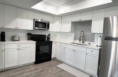 Grove City House | 6BR Triplex – Walk to Marina & Lighthouse Grill