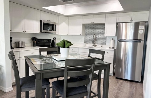 Grove City House | 6BR Triplex – Walk to Marina & Lighthouse Grill