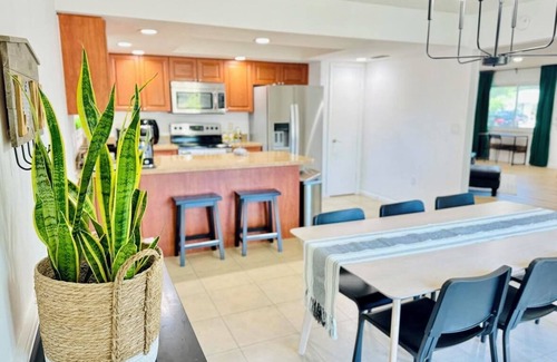 Tarpon Springs House | 6min to Greek town, Pet-friendly, Fenced Yard, King Bed, Fast Wifi, FREE parking