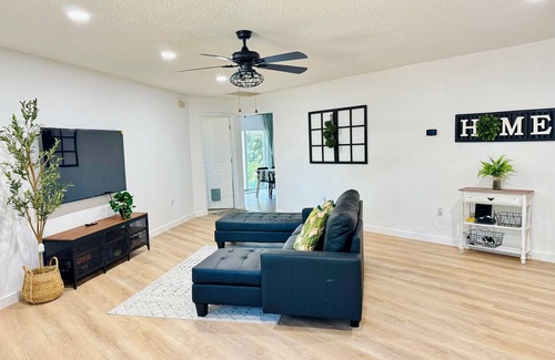 Tarpon Springs House | 6min to Greek town, Pet-friendly, Fenced Yard, King Bed, Fast Wifi, FREE parking
