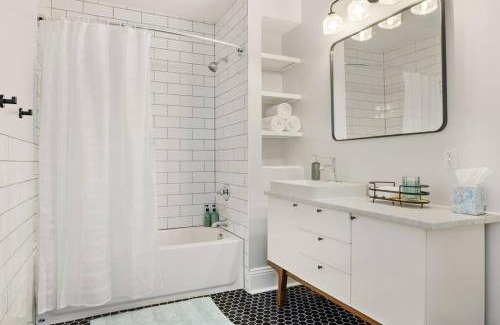 Lawrenceville House | 6min to Pittsburgh Zoo l A block from Butler St