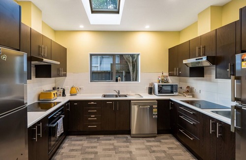 Linwood House | 7 Bathrooms. Cinema. Free Parking. Central. Games Room w PS5.