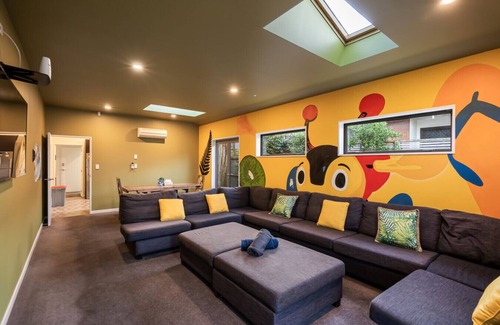 Linwood House | 7 Bathrooms. Cinema. Free Parking. Central. Games Room w PS5.