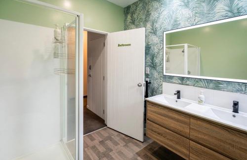 Linwood Villa | 7 Bathrooms- Cinema -Free Parking -Kids Games Room w PS5, Arcade- Central