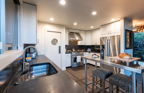 Sonoma House | 7 BD - 2 homes - Pool, Spa, Minutes to Plaza