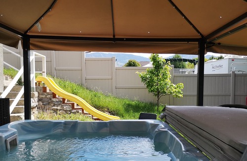 Rutland House | 7 Bdr House, Central location, AC, HOT TUB & VALUE!