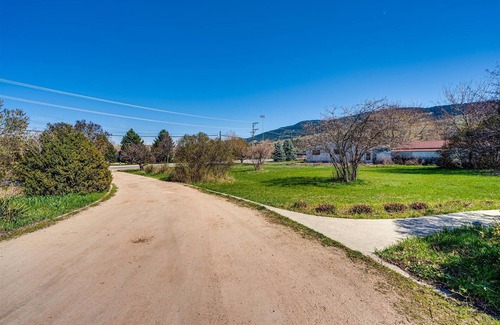 Central Okanagan House | 7-BDRM house on acreage suited for gatherings in Lake Country 2 blocks to beach