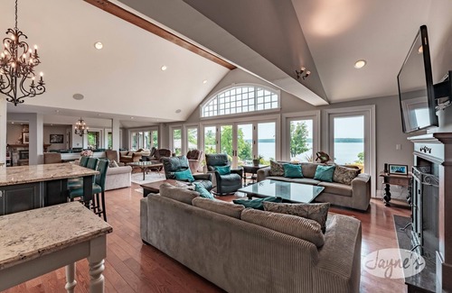 Oro-Medonte Cottage | 7 bed 8 bath cottage on Lake Simcoe, 730' Frontage, South Exposure!