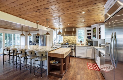 Muskoka Lakes Cottage | 7 bed, 5 bath spectacular cottage on Lake Joseph!