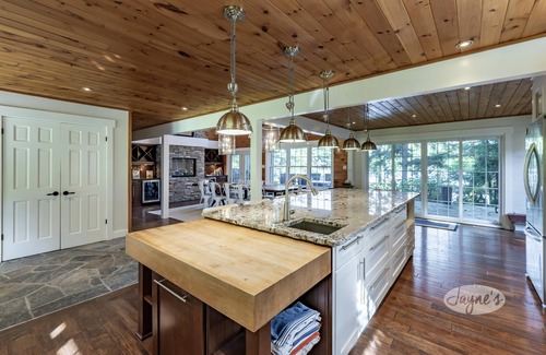 Muskoka Lakes Cottage | 7 bed, 5 bath spectacular cottage on Lake Joseph!