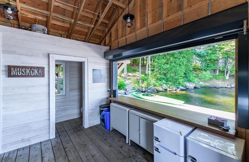 Torrance Cottage | 7 bed 6 bath oasis on Lake Muskoka! Boathouse + Bunkie!