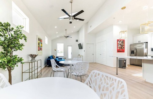 Washington Ave./ Memorial Park House | 7-Bed/Bath House Perfect for Group Travel
