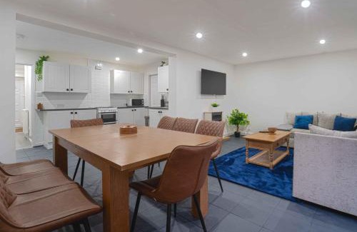 Warwick House | 7 Bed House - Close to A46