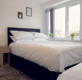 Warwick House | 7 Bed House - Close to A46