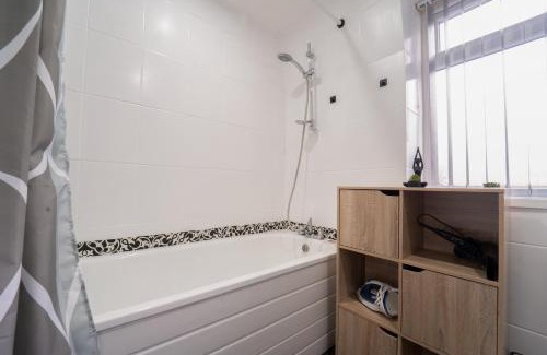 Warwick House | 7 Bed House - Close to A46