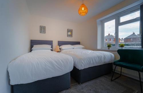 Warwick House | 7 Bed House - Close to A46