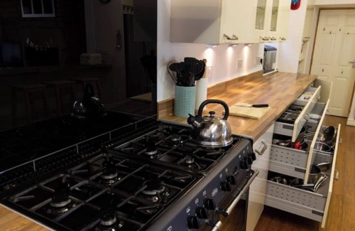 Ainley Top House | 7 Bed House - Sleeps 13 Guests Get-together House