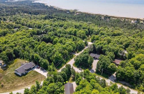 South Bruce Peninsula Ski Chalet | 7-bed W Starlink , V-ball Near Beach!