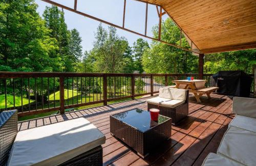 South Bruce Peninsula Ski Chalet | 7-bed W Starlink , V-ball Near Beach!
