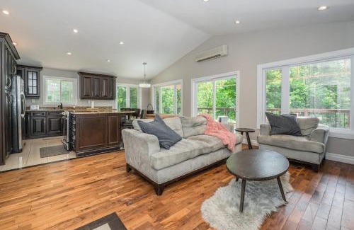 South Bruce Peninsula Ski Chalet | 7-bed W Starlink , V-ball Near Beach!