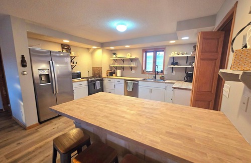 Decorah Cabin | 7 bedroom/3 bathroom Decorah Lodge on private Creek - SLEEPS 20