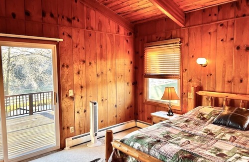 Decorah Cabin | 7 bedroom/3 bathroom Decorah Lodge on private Creek - SLEEPS 20