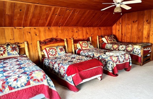 Decorah Cabin | 7 bedroom/3 bathroom Decorah Lodge on private Creek - SLEEPS 20