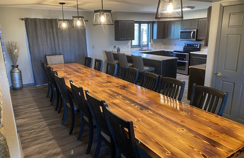Mitchell Cabin | 7 Bedroom Country Lodge Close to Town - Rooster Roost Ranch Lodge