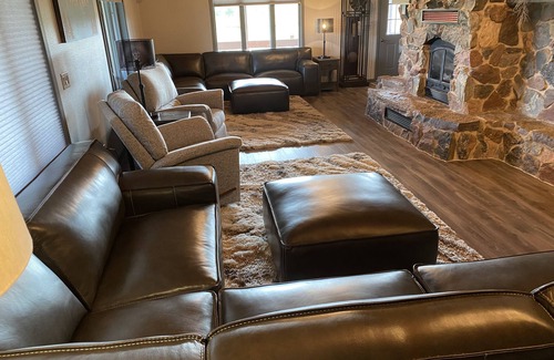 Mitchell Cabin | 7 Bedroom Country Lodge Close to Town - Rooster Roost Ranch Lodge