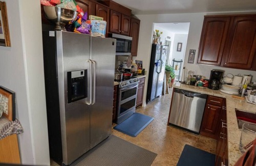 Paradise House | 7 bedroom home with fenced yard!