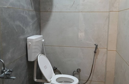 Ayodhya Hotel | 7-bedroom hotel in Ayodhya with AC Hotel Abhinandan palace ram mandir by 500 mtr