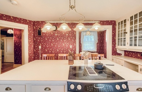 Waterbury House | 7 bedroom mansion with Elevator